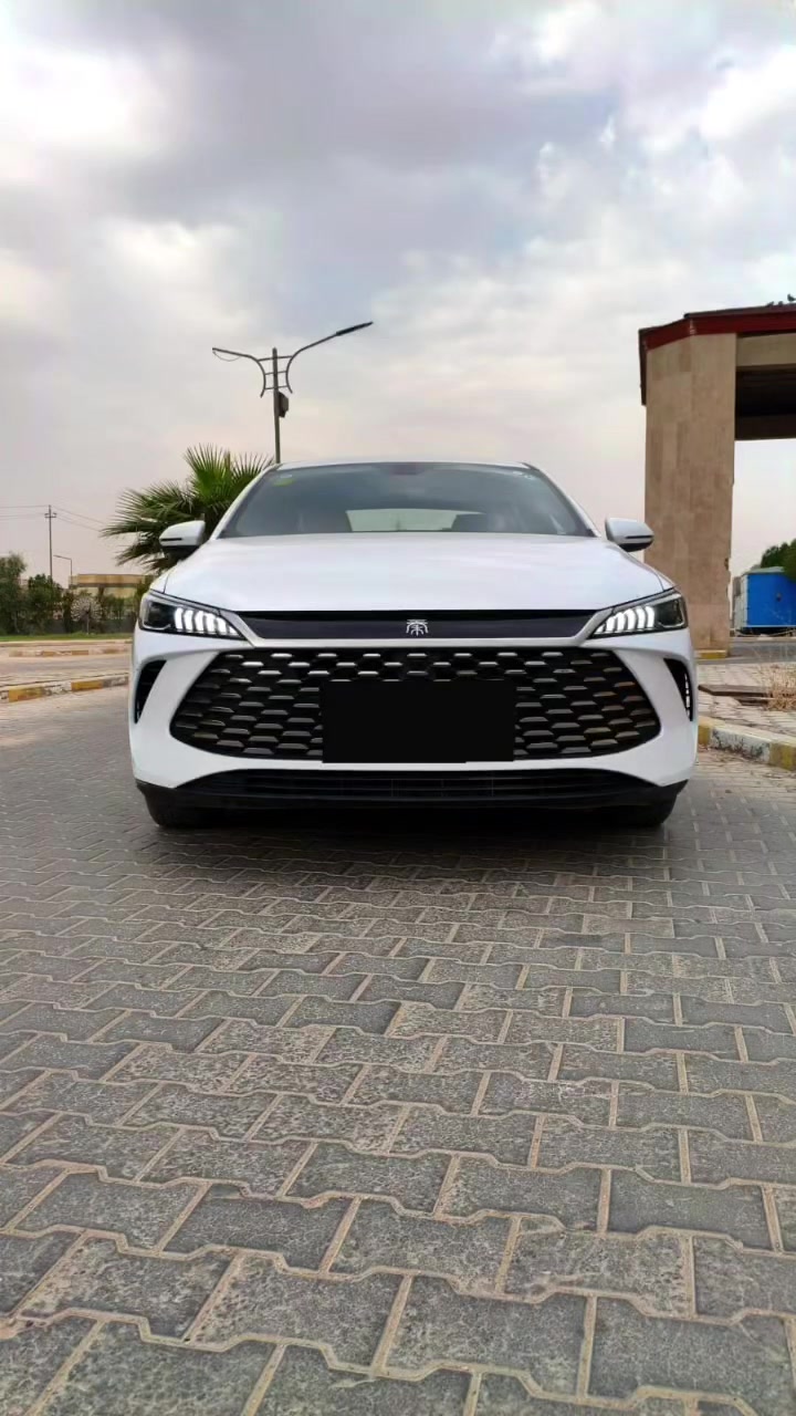 السلام عليكم للبيع أو للمراوس: BYD Qin Plus (بي واي دي كين بلاس)
اللون الخارجي: أبيض صدفي.
​اللون الداخلي: أبيض مميز وفخم جداً بحالة الشركة.
​الكفالة: مكفولة كفالة عامة شاملة.
​التحديث والبرامج: محدثة لأحدث إصدار ومثبت عليها كافة البرامج والتطبيقات:
​واجهة Dudu Launcher (دودو لانشر).
و واجهة Kinex Launcher (لانشر كينكس)
​تطبيق YouTube (يوتيوب).
​حزمة التطبيقات والخدمات كاملة وشغالة 100%
وويها شاحن اصلي سعرة ورقتين يطول ب الشحن ساعة ونص الى ساعتين
​الوضع العام: السيارة بحالة الزيرو مرقم بغداد   
​خيارات البيع: للبيع نقداً أو للمراوس 
​للتواصل والاستفسار:
​رقم الهاتف: [***********]
​ المحافظة: [النجف]
