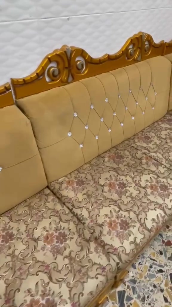 سلام عليكم تخم للبيع لون بيجي صحراوي عدد المقاعد 17 سعر ٥٧٥الف وبي مجال حك جيه عنوان بغداد الشعب رقم هاتف فقط وتساب ***********
