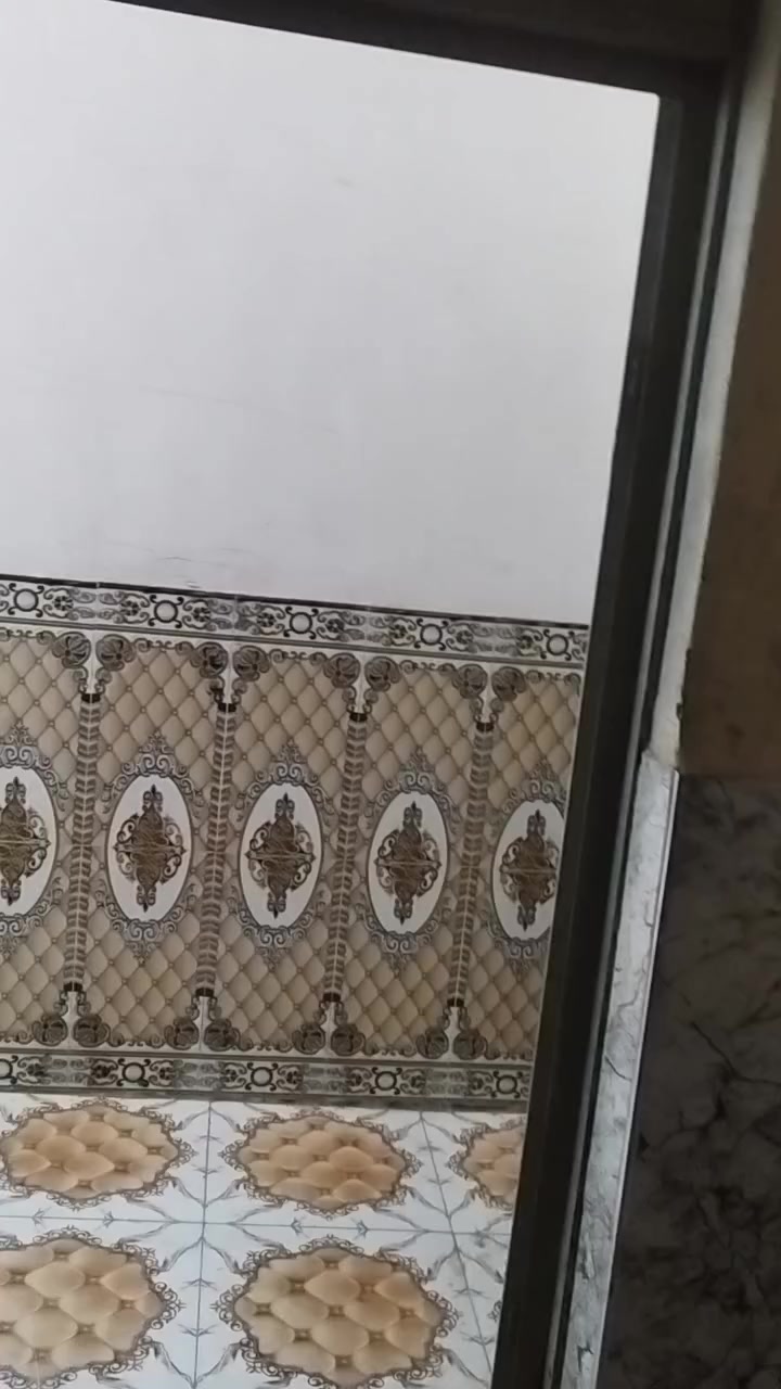شقه ارضيهللايجارجديده و كبيره
رمادي ال5كيلو قرب جامع المعز
غرفتين نوم استقبال مع صاله داخليه ومطبخ مناور وحمام وصحيات سعر الايجار300
***********
