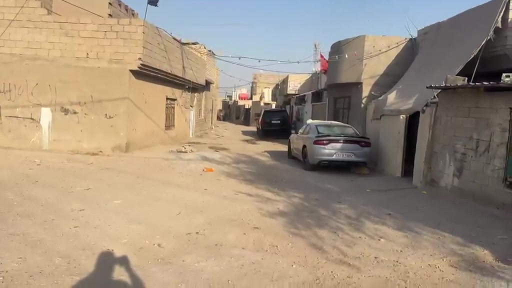 السلام عليكم بيت لبيت مساحه ١٨٥ متر غرفتين وصاله واستقبال ومنور وحمام وتواليت مشترك ومطبخ وطارمه وتواليت خارجي وطابق الثاني غرفتين ماكاملات. مكان الكرغوليه جسر اديالى شارع عياده حيدر المضمد للسفسار  تصال بالرقم ***********
