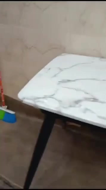 طاولة بدون كراسي