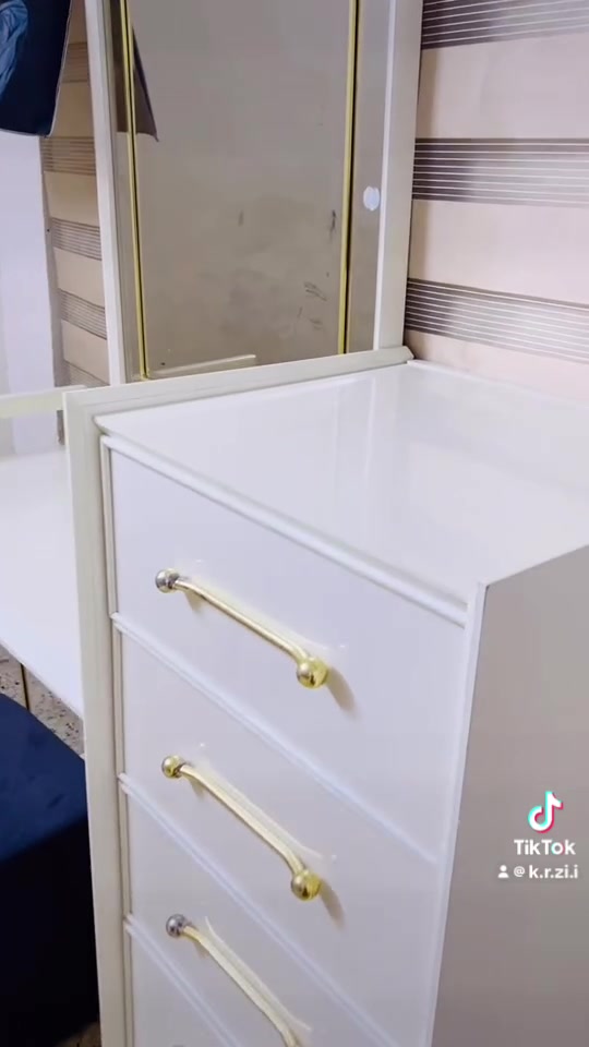 السلام عليكم ميز تواليت للبيع مستخدم قليل نضيف جدا بدون اي ضرر شراي يدخل سعرا ١٥٥وبي مجال واتساب ***********

