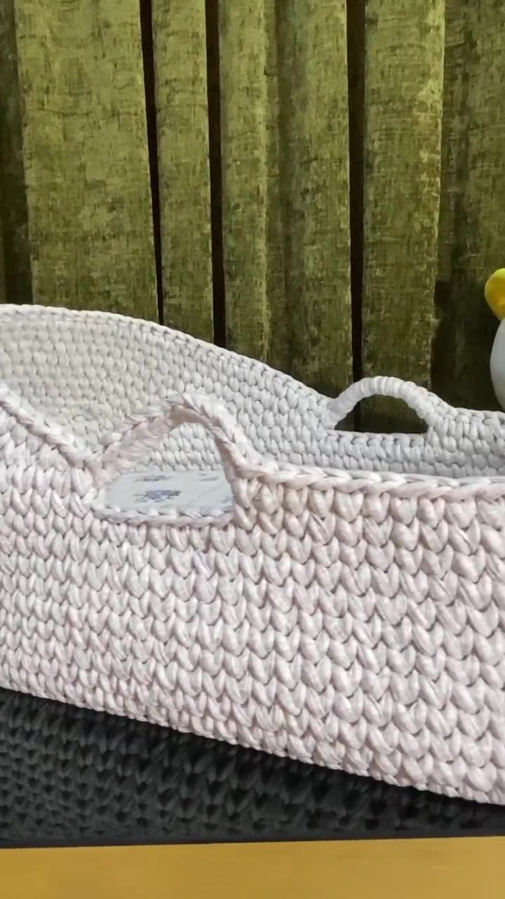 🧸 كريكوت أطفال كروشيه 🧸

راحة، أناقة، ولمسة دافئة لطفلك منذ أيامه الأولى. 🤍
مصنوع يدويًا بعناية فائقة ليمنح صغيرك مكانًا مريحًا وآمنًا للراحة، مع تصميم بسيط يناسب مختلف ديكورات غرف الأطفال.

✨ مناسب لاستقبال المولود الجديد، والتصوير، والهدايا المميزة.

📏 القياس: 70 × 40 سم.

💰 الأسعار: 🛏️ مع الدوشك + المخدة: 65,000 دينار. 🧺 بدون الدوشك + المخدة: 55,000 دينار.

🎨 متوفر بالتنفيذ حسب الطلب. 🧵 صناعة يدوية بإتقان وعناية.