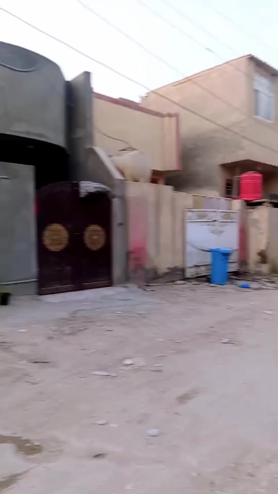 السلام عليكم
دار للبيع المساحه250م واجهه12ونص نزال 20م عرض الشارع10م طابو زراعي سند25 
يحتوي الدار على(استقبال كبير وكلدور ومطبخ كبير وغرفتيـن نوم ومجمع صحيـات وطارمه تسع سياره بناء الارضيه مرمر بناء حديـث) 
منطقـه هادئه ومتوفر كافة الخدمات وقريب جدا ع شارع 
العنوان: حله شارع شريفه الجديد بفرع منصور ابو الدجاج 
السعر 130 وقابل للتفاوض. 
الرقم ***********
