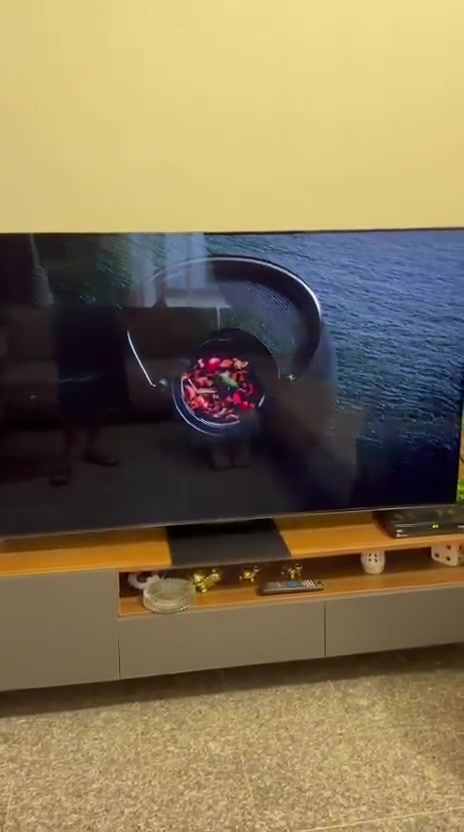 السلام عليكم.  شاشة نوع TCL فئة C855 حجم 65  ميني ليد مع الكارتونه وكامل ملحقاتها استعمال قليل سعرها 1200 بغداد الدوره الاثوريين ***********
