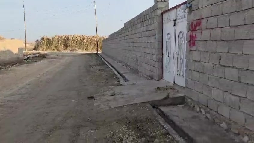 بيت شارع المطار كافه الخدمات بيها ماء كهرباء مولده وقريب على شارع العام 20 متر***********
