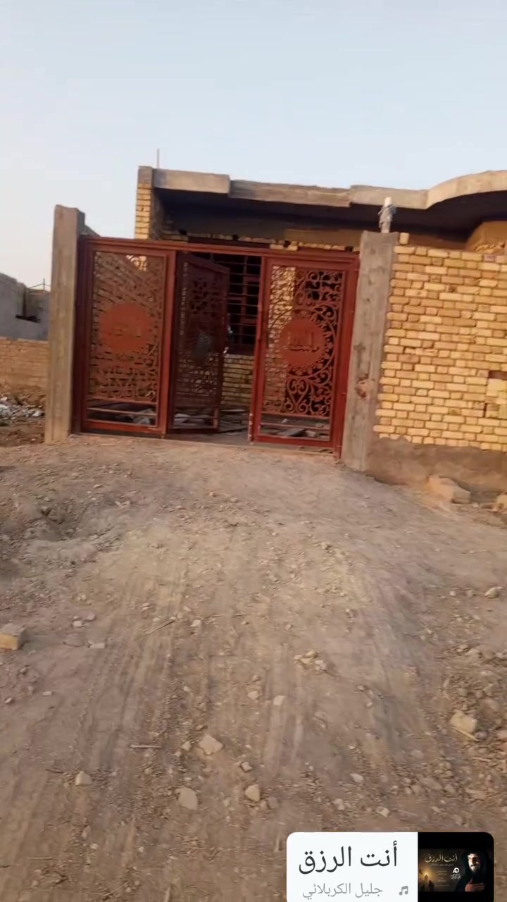 هيكل زراعي 200م حي الحسين 
نهاية شارع صورة الامام الحسين (عليه السلام)
بناء طابوق درجه اولى
سقف كونكريت درج دوار 
غرفتين وصاله واستقبال ومطبخ حار وبارد وصحيات داخليه وخارجية تأسيس كهرباء كامل بيبان درجه اولى عمل حديد ثقيل
خدمات ماء وكهرباء 
السعر 50
***********
