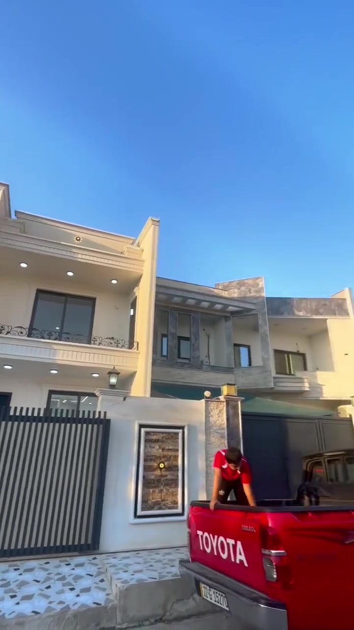 🏡 دار للبيع – بناء حديث وتصميم مميز
📍 الموقع: حي عدن – خلف مدينة ألعاب سمايلاند
📐 المساحة: 125 م² | الواجهة: 5 م
🧭 الواجهة: قبلة
🏠 طابقين | بناء درجة أولى | تصميم خريطة باهر
🚗 گراج سيارة مع صحيات خارجية
الطابق الأول:
▪️ استقبال
▪️ مطبخ حار وبارد
▪️ صحيات
▪️ غرفة نوم
الطابق الثاني:
▪️ غرفتان نوم
▪️ صحيات
▪️ سطح
✨ دار مميزة للعوائل، بناء حديث وتشطيب ممتاز.
📞 للاستفسار: ***********
📍 زورونا في مكتب عامر للعقار – كركوك، حي عدن، قرب جامع تحسين صوراني، مقابل مول المتوكل.
