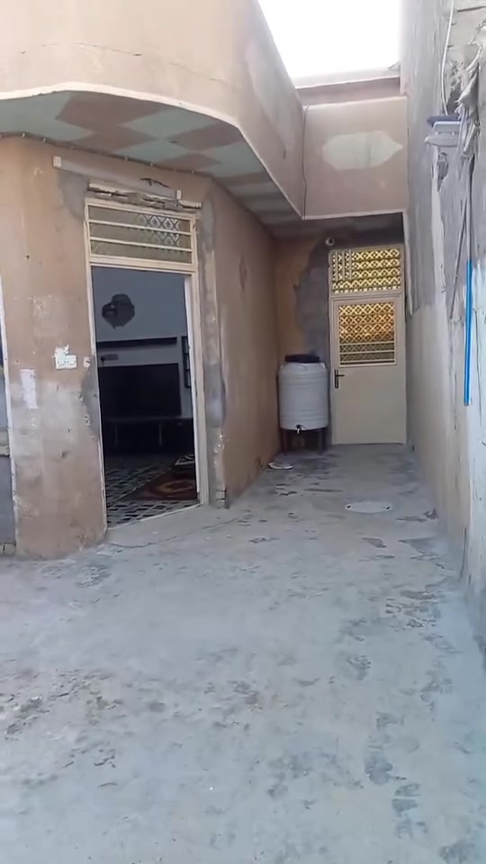السلام عليكم يوجد بيت للبيع المساحه 150متر قرب عصفورية مقابل الحديقة البناء غرفة نوم وصاله ومطبخ وستقبال وصحيات السعر 60وقابل للتفاوض لاستفسار واتساب واتصال متوفر 
***********  او ***********
