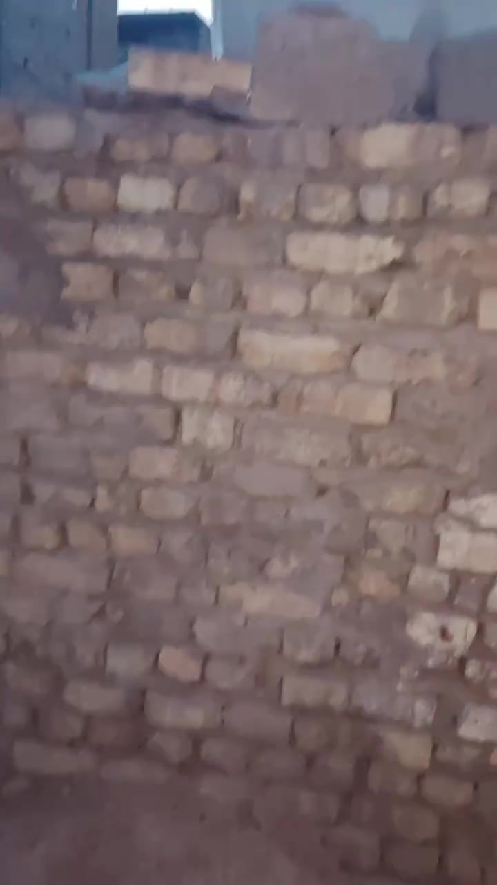 السلام عليكم ورحمه الله وبركاته *********** رقمي بي واتساب 
مشتمل المساحه 80 متر واجهيه 4ونزال 20يحتوي المشتمل ترك خلفي غرفه استقبال مطبخ وخدمات خارجيه طرمه جبيره حلوه في مجمع فدك سقف سندويش جديد ارضيه صب جديده السعر 12مليون  وبي مجال مستعجل عله بيعنه
