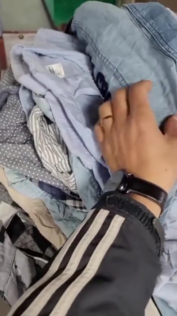 زباينا الكرام من داخل المعمل في كوريا الشمالية يتم شد القميص الرجالي بإشراف الكادر المختص شد القميص الرجالي من داخل المعمل في كوريا الشمالية نسبة النضافة والمعة والخامية /100/100للاستفسار على الرقم الرد زباينا الكرام فقط على الواتساب
