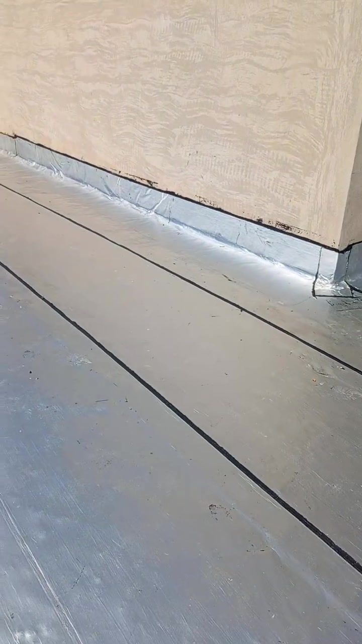 ‏🏗️ جهّز سطحك اليوم وارتاح باچر..
الشتا وصل والمطر يفلّش البيت!" 
🔹 إذا تعاني من حرارة البيت وتسربات الميّاه أو رطوبة السطح بسبب الامطار، الحل موجود ويبدأ من عندنا!
 #شركة المنصور تقدملك خدمة عزل الأسطح باحترافية وبمواد أصلية إيطالية الصنع مع 
#ضمـــان حقيقي وجودة تدوم 15 سنه
✨ #خطوات عملنا:
1️⃣ #مرحلة التنظيف والتحضير
📌 يبدأ كادرنا المتخصص بتنظيف السطح بشكل كامل من الأوساخ والغبار.
📌 #نفتح السبالت وخزانات الماء ونزيل كل العوائق حتى نضمن سطح نظيف وجاهز للعمل 100%.

2️⃣ #مرحلة العزل الأولي
📌 بعد التنظيف نطبّق طبقة أساس حسب اختيار الزبون:
الزفت الحار
زفت بارد الرايمر
الفلانكوت
3️⃣ #فرش ودستار الإيزوكام
📌 كادرنا المحترف يفرش الإيزوكام بطريقة دقيقة تضمن التغطية الكاملة للسطح.
4️⃣ #الكوي الحراري
📌 نستخدم الكوي الحراري بمواد عالية الجودة، درجة أولى و إيطالية المنشأ.
📌 #نضمنلك عزل حراري ومائي متكامل مع شهادة ضمان حقيقية.
5️⃣ #التكحيل وفتح المزاريب واللمسات النهائية
📌 #بعد ما نكمل الكوي الحراري والتكحيل، نبدأ بعملية الترحيل النهائية بإتقان حتى تشوف السطح مرتب وكامل .
 #يسلمك السطح جاهز 
---
✨ مع #شركة #المنصور للإيزوكام تضمن:
✔️ حماية سطحك من تسرب الميّاه والرطوبة.
✔️ مواد أصلية وعمل مضمون.
✔️ تنفيذ احترافي بأيدي كادر ذو خبرة طويلة.
✔️ التزام بالمواعيد وسرعة بالإنجاز.

📞 للتواصل والاستفسار:
اتصل أو راسلنا واتساب الآن وخلي السطح مالك بأمان!
***********   --   ***********  
شركة المنصور لتغليف السطوح‏
