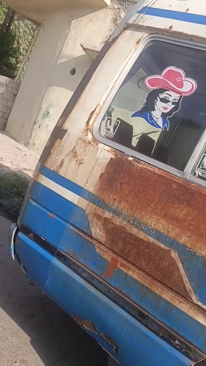 كوستر مربع سقف عالي مكينه كروسيده ٢٢ بانزين للبيع سيارة جاهزه بس يعوزه صبغ السعر سته ونص بيها مجال ***********
