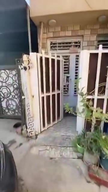 بيت مساحه64متر واقع حال84متر واجهه4متر يتكون من الطابق الارضي غرفة نوم واستقبال ومطبخ وصحيات ومنور الطابق الثاني بناء سندويش غرفة نوم وبيتونه للبيع او المراوس البيت شارع نسائم النخيل اخر فرع على السده يعني مدخلين واحد داخل الفرع والمدخل الثاني على السده ملاحظة البيت يحتوي على حديقة ليس ضمن 64متر لان البناء 64متر بيت كامل اي نقص مابيه ساكن فيه حاليا الاتصال عن طريق المسنجر او على الواتساب على الرقم *********** عندي اقرار محكمة أريد بيت اكبر اعطي فرق
