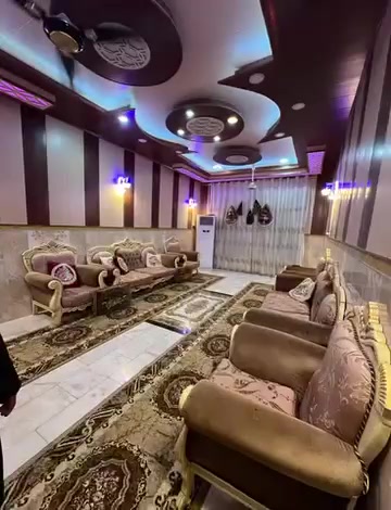 بيت طابو صرف مساحته 250م يقع في حي الزهراء شارع الحمداني بناء درجة اولى طابق، واحد يحتوي على استقبال كبيرة.  صالة. غرفتين نوم مطبخ حار وبارد مجموعتان صحية الاولى خارجية والثانية داخلية سقوف مغربية كامل وجاهز حديقة وكراج سيارة طارمة كبيرة
