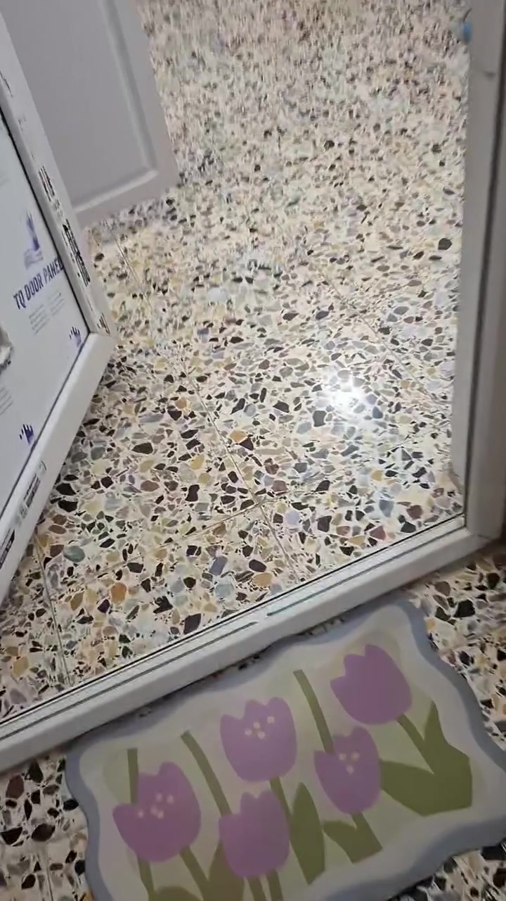 بيت ٥٠ متر ر كن للبيع ثلاث طوابق يحتوي على مدخلين وغرف نوم طابق ثاني وسويت طابق ثالث ويحتوي على اربع حمامات سبع ابكار شارع قاعة اعراس الربيع
***********

