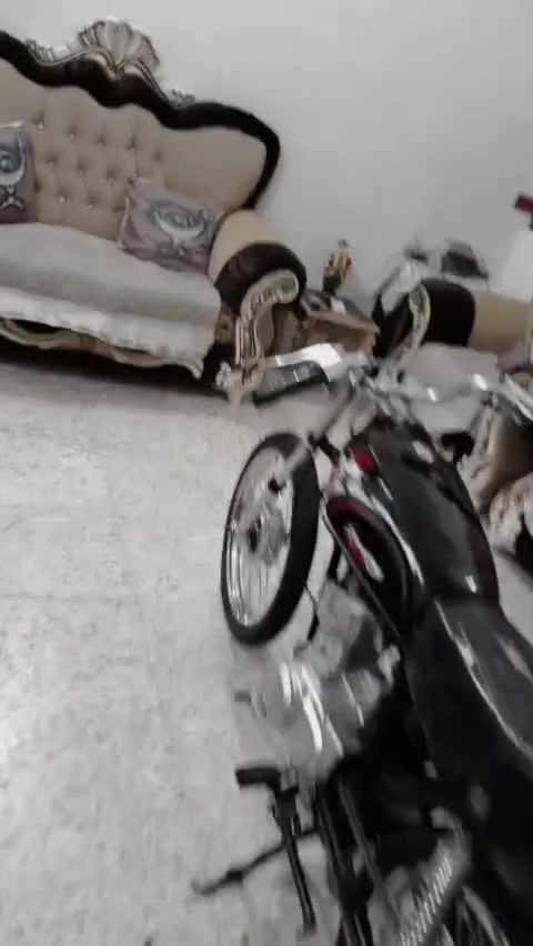 سلام عليكم دراجه مكينه بيئام مفتوحه بس ولفات دراجه حلوه وجديده  عوزه كشن شويه تعبان وكعكه دراجه مديل 2024 جانت مضمومه سعر 450 وبيه مجال كلش قليل ناصرية مركز *********** بس وتساب
