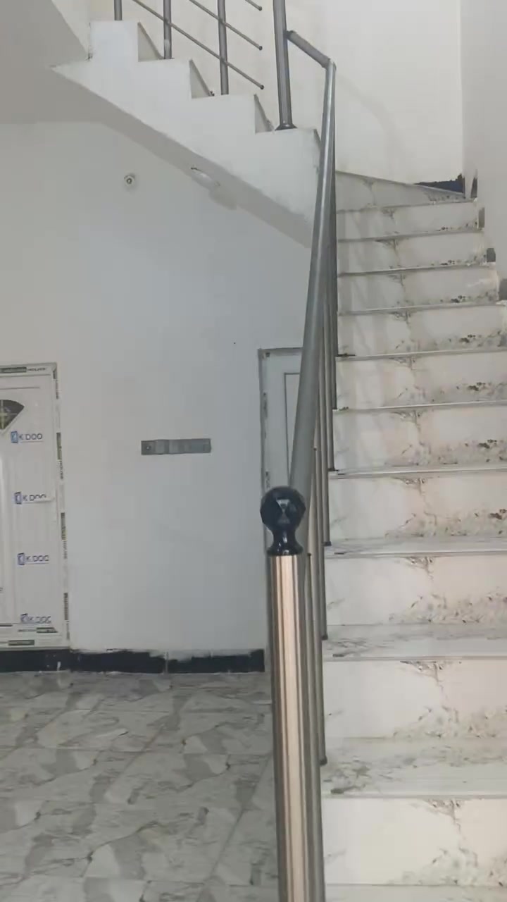سلام عليكم بيت خمسين متر لااجار طابقين بيت جديد عنوان حولي ميه مال ابو مهدي المهندس يبعد عله شارع عام ميت متر  سعر لاجار 250 قفل ***********

