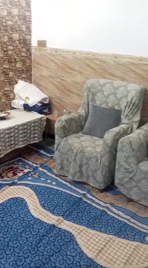 تخم • مجال قليل • رجلين مكسورتين