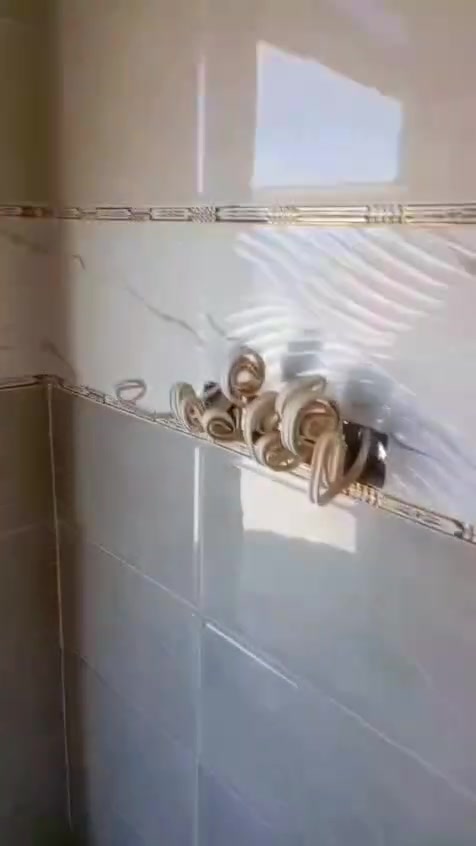 عندك بيت وتريد مؤسس خابر وتتدلل 
***********

