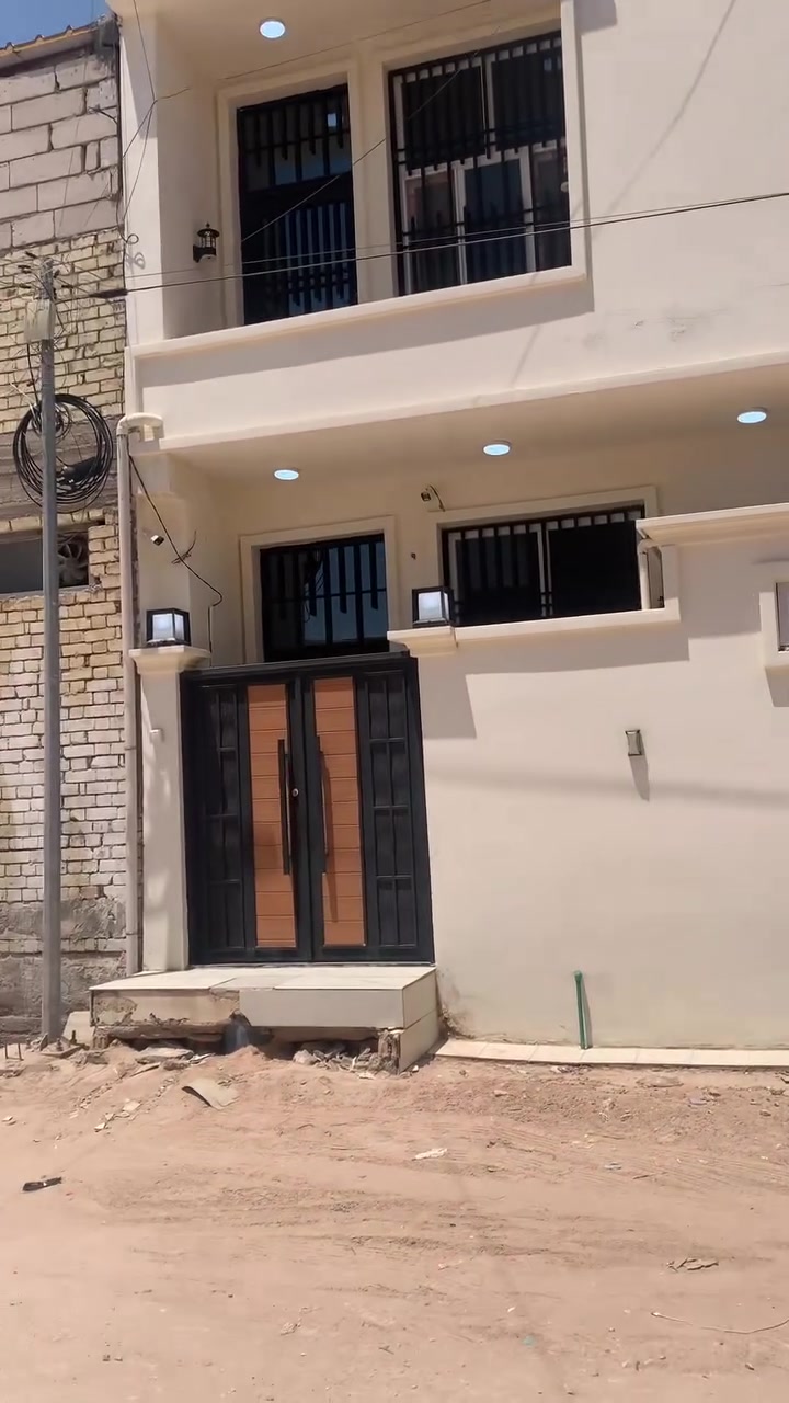 للبيع بيت 50 متر طابقين
حي الاطارات بصف الركن 
موقع مميز بناء حديث درجه اولى
نظام كامرات نظام سبالت نظام غاز
استقبال 
مطبخ حار بارد
صحيات خارجيه جوه وفوك
غرفتين نوم
يباع مع الاثاث يباع بدون اثاث
للاستفسار ***********
