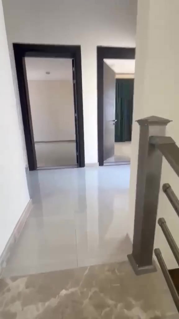🏡 للبيع بيت مميز في مجمع الفاروق 1 – سما فيلا
📍 الموقع: مجمع الفاروق 1
🏠 نوع الوحدة: سما فيلا
📐 المساحة: 270 م²
📌 الموقع: ركن
✨ تفاصيل البيت:
• 5 غرف نوم، منها غرفتان في الطابق الأرضي، واحدة منها سويت.
• 3 غرف نوم في الطابق الأول، جميعها سويت.
• بالكونة خاصة لكل غرفة نوم.
• أرضيات الطابق الأرضي مرمر.
• أرضيات الطابق الأول بورسلين.
• استقبال معزول عن باقي البيت مع صحيات خاصة.
🔷 الأعمال الخاصة المنفذة في البيت:
• المطبخ ، والـ6 صحيات، جميع جدرانها سيراميك الإسباني 🇪🇸.
• تنفيذ عازل فوم في السطح الأول والثاني.
• السطح الأول كاشي موزائيك بدلاً من الشتايكر للمحافظة على النظافة وسهولة الاستخدام.
💰 السعر: 260 مليون مقدماً ويتم تحويل القرض إلى اسم المشتري، ويكمل المشتري تسديد الأقساط المتبقية.
📞 للاستفسار والتفاصيل مراسلة الرقم:
***********
