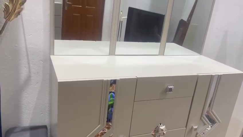 السلام عليكم 
للبيع غرفة تركيه نظافتها مثل ما موضح بالصور (10)قطع 
السعر 900 الف قابل للتفاوض 
للتواصل والاستفسار 
***********
او ع الخاص
