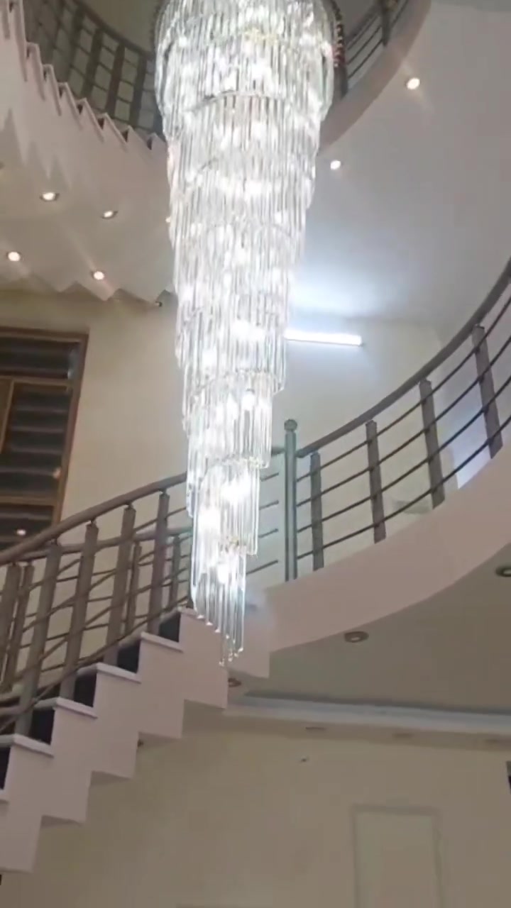 بيت حديث بالبنوك خلف مرطبات الصفصاف مساحته ١٦١م  الجبهه ٧م   فارغ جاهز للسكن يتكون من طابقين الطابق الاول يتكون من كراج وحديقه صغيره وخدمات مطبخ واستقبال وغرفة نوم سويت وحولي كبير مع خدمات الطابق الثاني ٣غرف نوم وحده منهم سويت وبيتونه كبيره مع سطحين للاستفسار الاتصال عالرقم *********** غير متواجد عالفيس او الماسنجر
