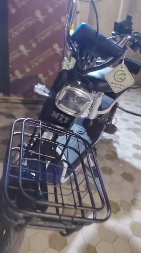موطور شحن للبيع
جديد صار ثلاث ايام من اشتريته 

السعر 350
مكانه الرمادي 
واتساب:  ***********
