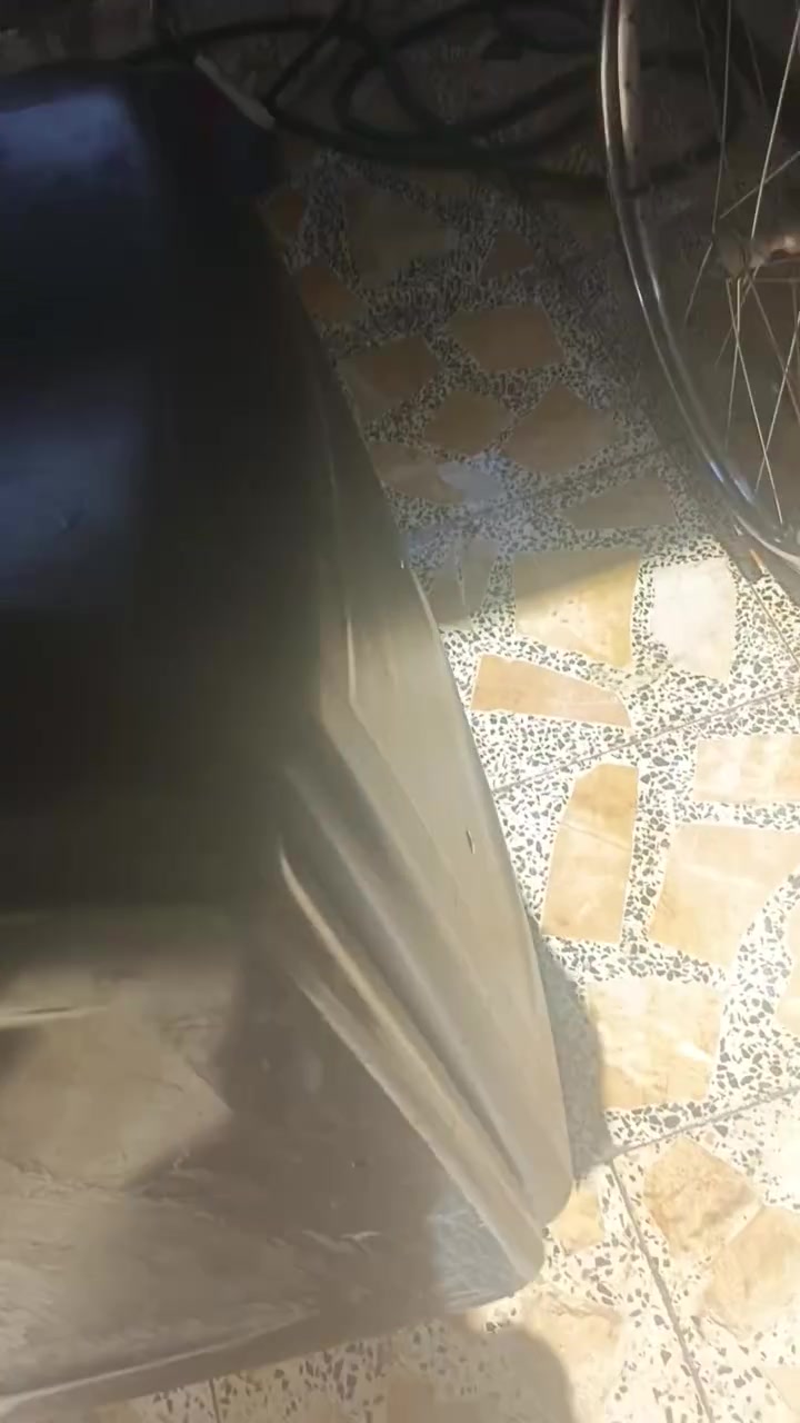 سلام عليكم صندوك نص عمر وخوذه جديد صارله شهرين من اشتريته ***********
