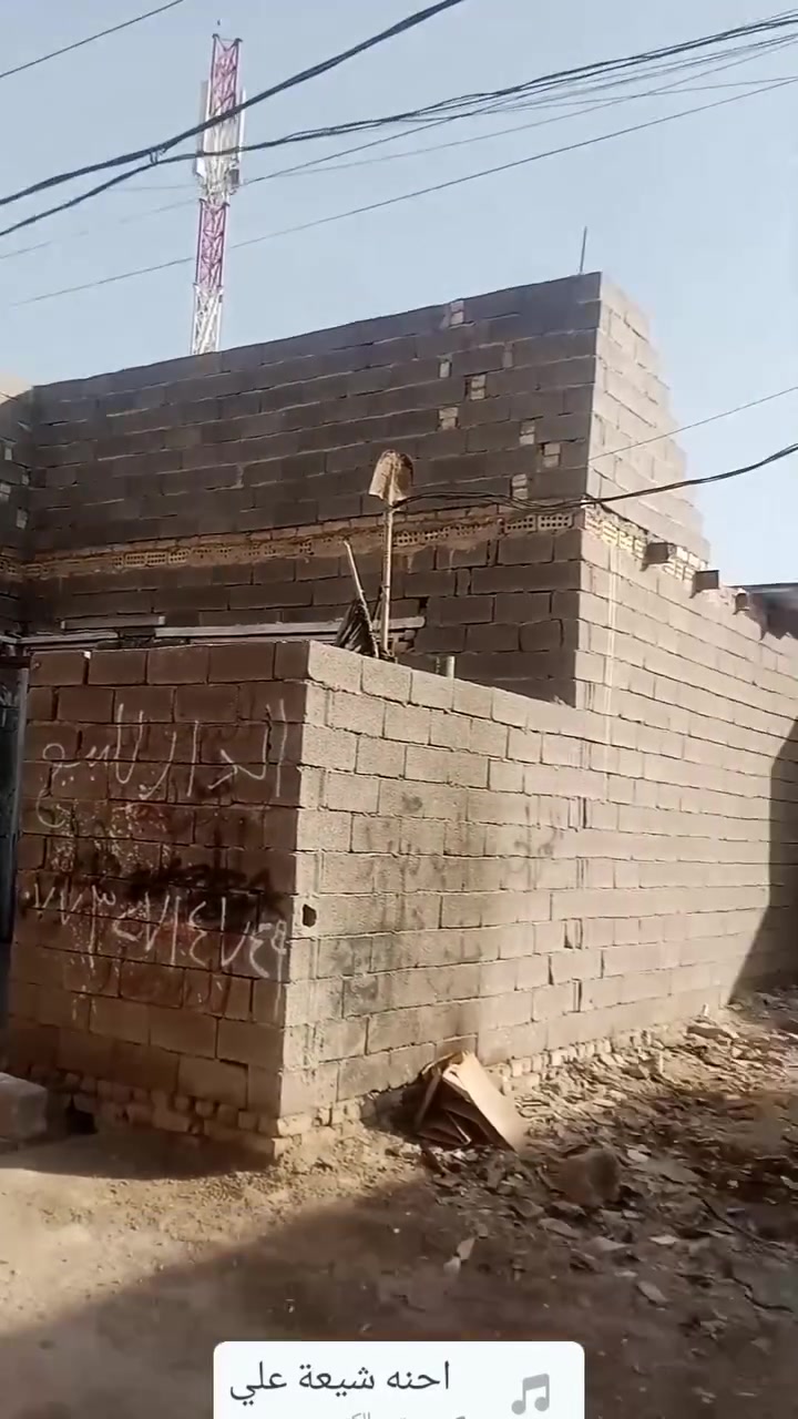 السلام عليكم بيت ميه متر مربع للبيع قريب عل شارع العنوان حي طارق القديم يم السيطرة الثانيه سعر 35 الاستفسار***********
