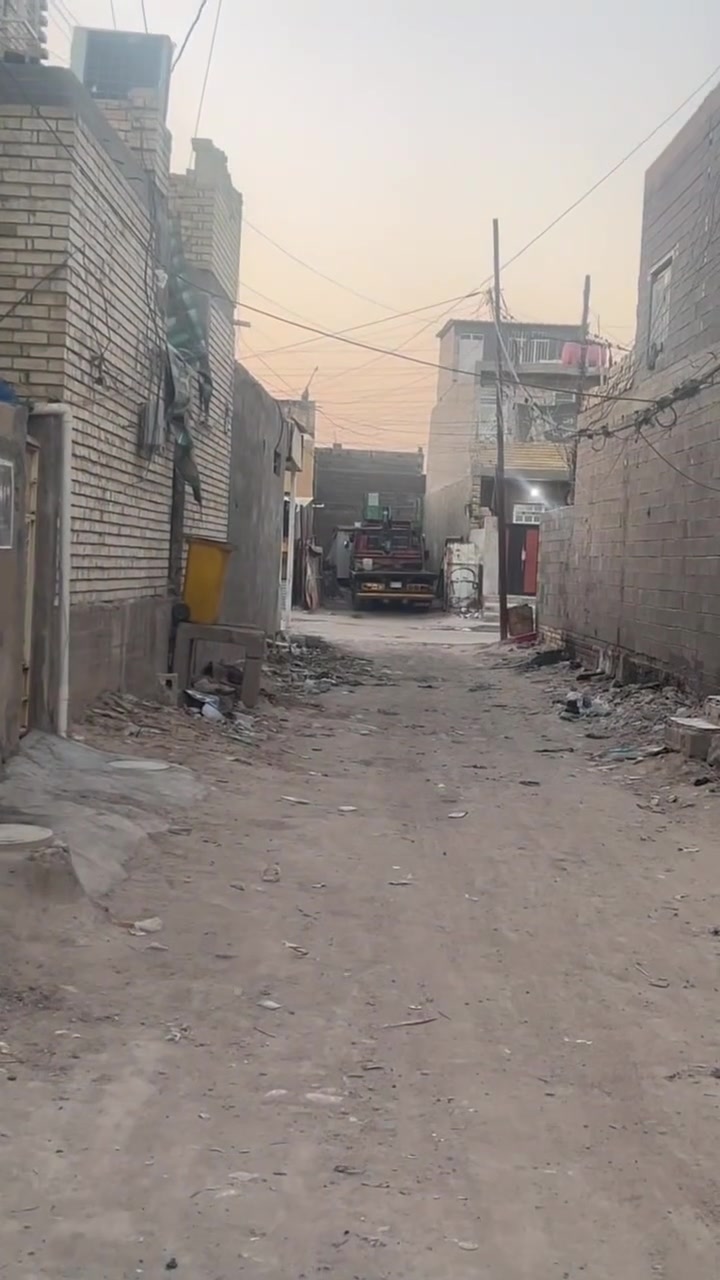 سلام عليكم قطع للبيع مساحه100متر وجها5 نزال20 صب مسلح يحتوي على حديقه50متر وستقبال وغرفه نوم العنوان الحميدية شارع المصاليخ فرع الفرن السعر24ميلون للستفسار اكثر ***********
