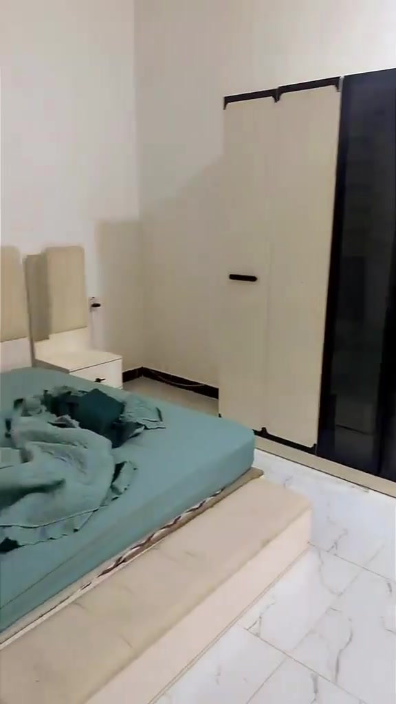 السلام عليكم اثاث بيت كامل للبيع سبلت انفينتر طن ونص مستعمل 20 يو م وثلاجه ايضاً جديده وغرفه نوم جديده كاونتر وملحقاته طباخ طبلات ميز بلازمه وبلازمه دبه غاز تخم ملكي وكلهن غراض جدد مكاني بغداد البياع ***********
