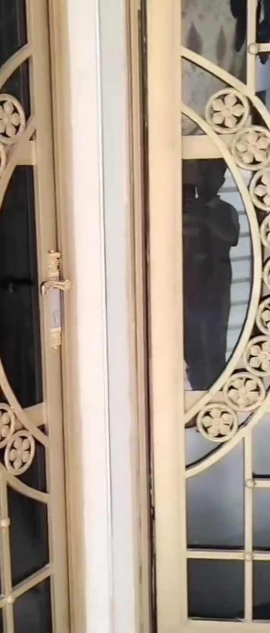 السلام عليكم بيت ١٠٠ متر زراعي الواجهه ٧ اله ربع والنزال ١٥ شارع الغربي فرع الحسينيه الحوراء زينب مقابيل قطاع سابع  بناء حديث طابقين طابق الاول استقبال ومطبخ مفتوح علصاله وغرفه نوم وترك وحمام وابطابق الثاني غرفتين نوم وصاله وحمام وبيتونه للاستفسار الاتصال بلرقم ***********
