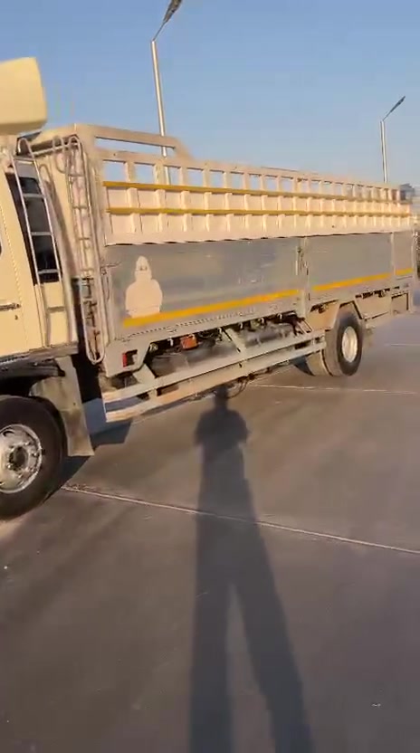 السلام عليكم سياره هينو للبيع مكينه 80عادي طول سبعه وربع بلادي سته وربع مطوله متر سنويه لل 28مداور ثاني يوم بيع مستعجل مكان ناصريه قلعه سكر ***********
