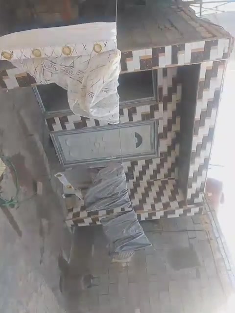منزل 🏠للبيع حواسم المساحه 300م يحتوي على غرف نوم عدد 2 وصاله ومطبخ داخلي منور داخلي حمام داخلي ديوانيه صحيات خارجيه قيد الانشاء فقط سيراميك ارضي البيت كله سيراميك ارضي وجداري السعر 25 وبي مجال المكان شطره حي الزهور خلف مدرسة رياض الجنة