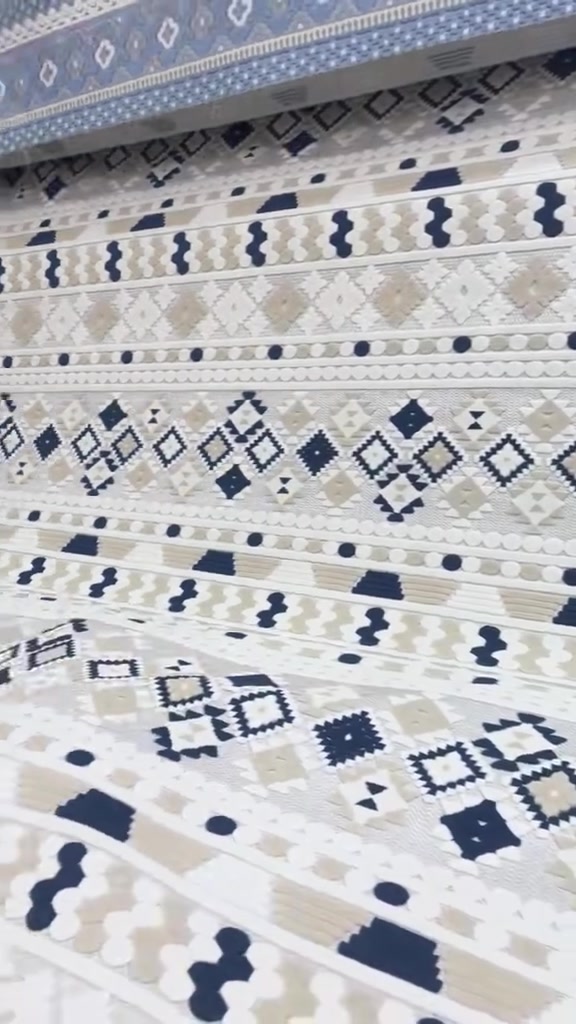سجاد • بدون تفاصيل