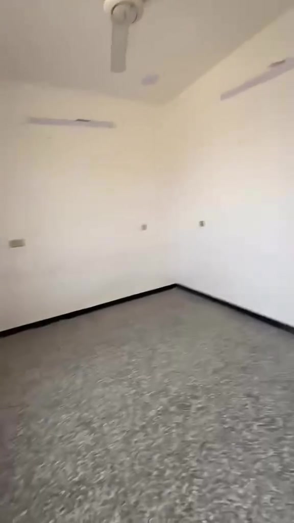 سلام عليكم بيت للبيع مساحه 50متر لبيت طابقين يحتوي على غرفتين نوم واستقبال وحولي كبير وخدمات كامله لبيت قرب جامع المحترك لاستفسار على هاذا الرقم ***********
