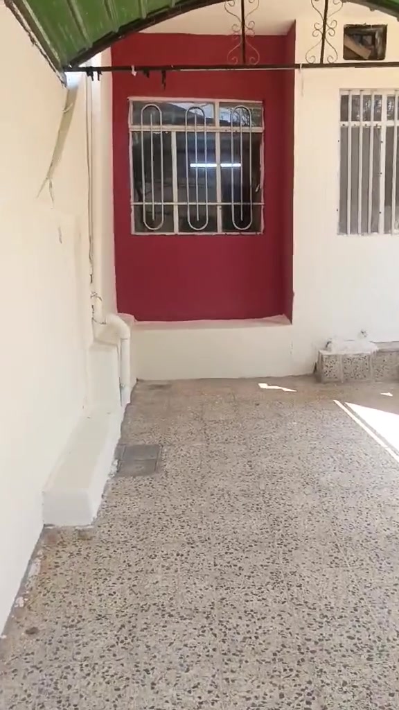 للبيع حي عدن قرب أسواق عدن
مساحة 200م 20x10 سند طابو الزهور 
الشرعي موجود حديقة كراج هول خطار غرفتين خدمات 
طابق واحد البيت قبله فارغ بير خاص للبيت السعر 105 قفل الاتصال مع صاحب البيت *********** واتساب
