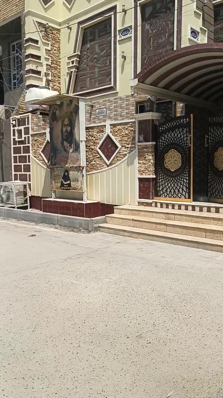 200متر ركن على ساحه حديقه الساحه طابقين طابو بسمي في حي الشهداء  موقع راقي قريب على 4مدارس بتداىيه متوسطة عداديه. من البيت الكل مدرسه دقيقتين مشي  الطابق الاول. غرفتين مطبخ صحيات داخليه وخارجيه. استقبال كلدور صاله.   الطابق الثاني.  3غرف مطبخ صحيات كلدور كبير مخزن. دراج للشار ع.  ودراج. الداخل.  سعر 235 مليون بي مجال.  ***********
