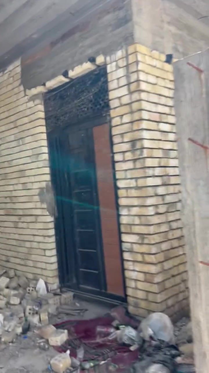 بيت مساحة 150 متر بناء جديد طابوك ورفت في جسر ديالى القديم شارع السواعد يحتوي على غرف نوم عدد2 وصالة واستقبال وحمامات داخلية وخارجية زراعي سند 25 سعر البيت 65مليون وبي مجال الاتصال هاتف ***********و***********يوجد وتساب
