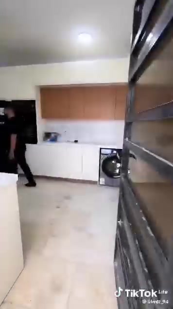 عندي بيت في مجمع الشمس السكني في النجف ٢٠٠م.طابق واحد واصل للمجمع ٩٠ مليون الباقي ٩٠ مليون اقصاط كل شهر ٥٠٠ الف استلام الدار بعد ٥.اشهر اراوس او ابيع  رقم البلوك٣٧ رقم الدار ٢٦ شارع ١٢ جهة الكو فة البيت في سنتر المجمع مقابل كلية الكفيل بجانب مجمع الصادق السكني يراوس معي
