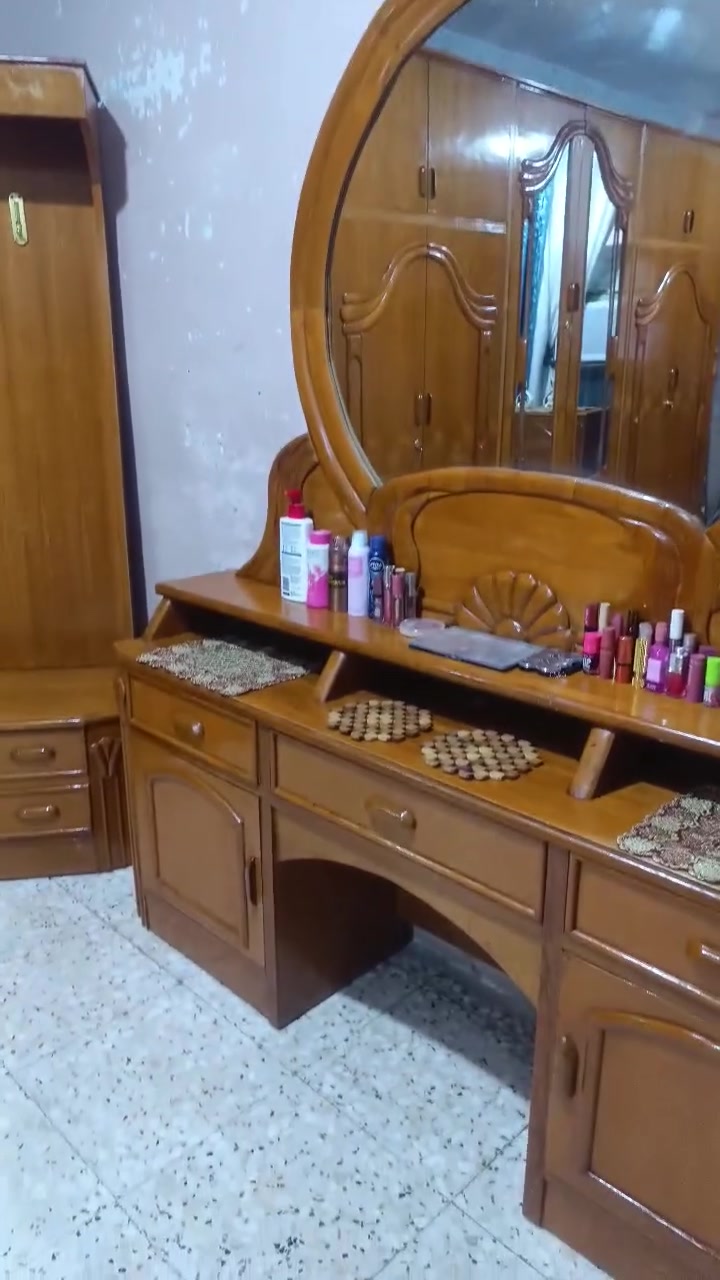 غرفه تسكام صاج داخل وخارج ام السته طابقين ظهر جرجوبه نظيفة كلش 5ملم نقش بورمي السعر مليون وبيه مجال مكاني محاويل للاتصال ع الرقم ***********
