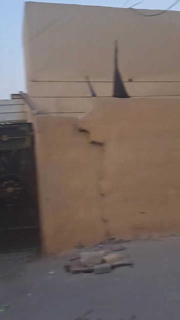 بيت تجاوز الأمن الداخلي ع الشارع قرب المساحه ٢٢٠ متر عكاده او سراميك مع سقف ثانوي السعر ٢٥ مليون الاتصال على الرقم ***********
