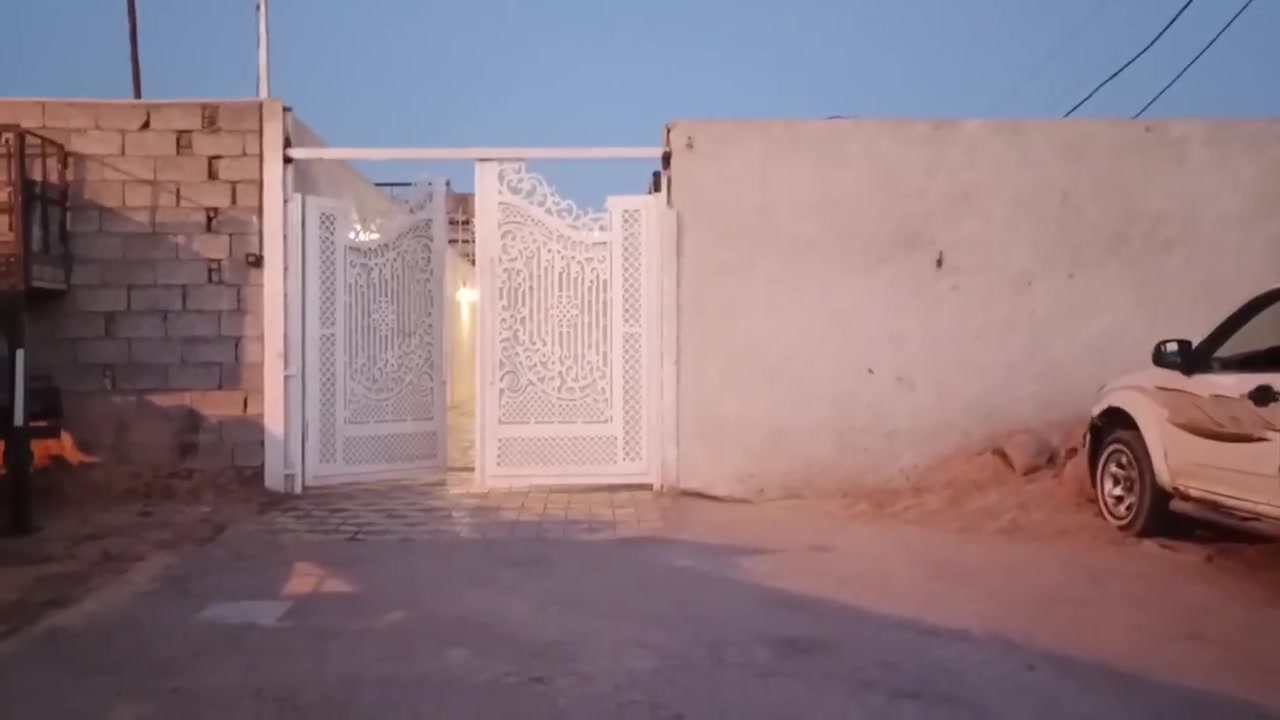 السلام عليكم 
بيت 600 متر للبيع 
على الشارع العام 
250 مساحة البناء 
بناء سنة 2024
طابق واحد كامل من كل الجهات 
الخارطة مثل ما موضحة 
غرفتين نوم كبار 5x6.5 م
ومجمع+ استقبال نسائي
ومطبخ 6.5x4 م
واستقبال 4.5x8.5م
وكراج وحديقة 350 متر 
مثل ما موضح بالفيديوه
العنوان/ حي الكوفة/ مقابيل مدرسة الكلمات الابتدائية
***********
