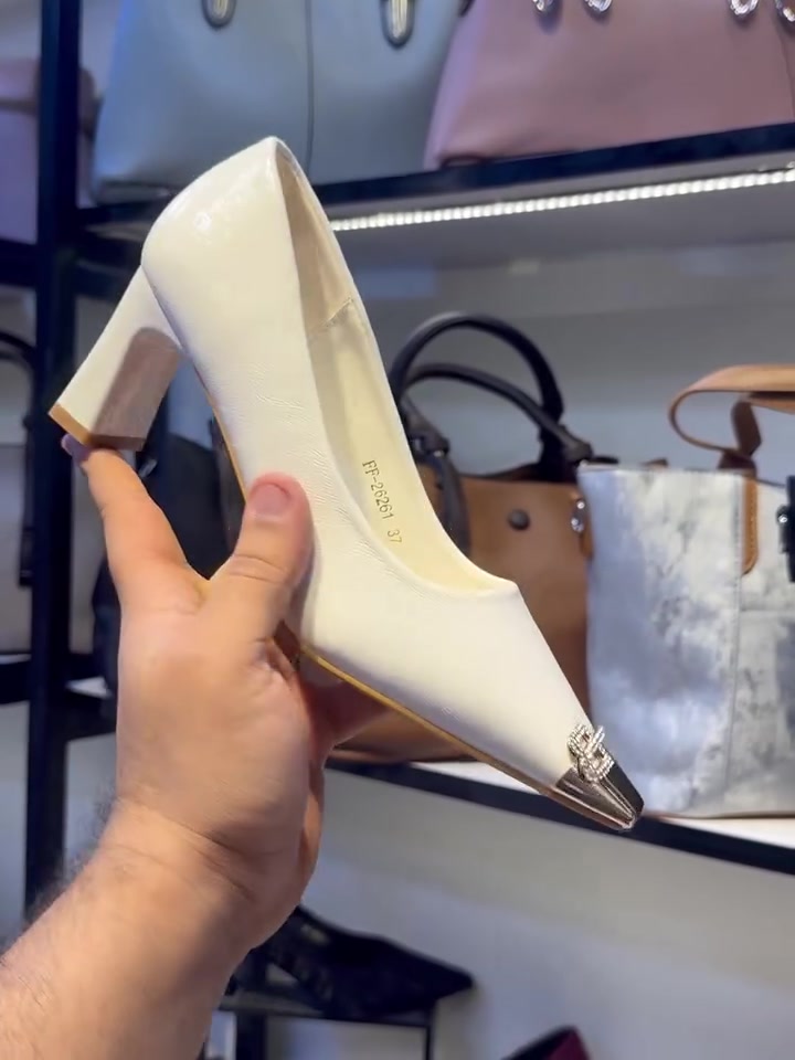 فتح بضاعة الموسم 😍😍
كعب ماستر كوالتي ماركات 
دبان طبي مريح باللبس والكوالتي ماستر درجة اولى 
جميع الانواع متوفرة لو تلحكين لو متلحكين 
قياسات من (36،37،38،39،40،41) 
لحكو لان هيج موديلات مستحيل تبقة جميع ارتفاع الكعب متوفر 3 او 5 او 7 او 9 او 11 
متوفر توصيل داخل الحلة وجميع محافضات العراق 
العنوان / حلة / جمعية مجمع الجمعية مقابل مدرسة الجهاد ثاني محل داخل المجمع  ديورا 😍😍
