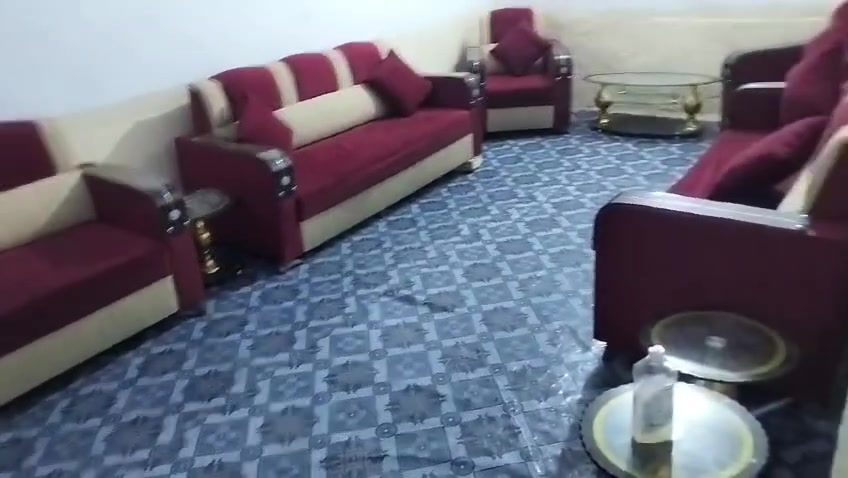 بيت للبيع 200 متر 
غرف عدد 2 (5× 3 ونص)
صاله (10 ونص × 3 ونص) 
استقبال (6×3ونص)
مطبخ (5×3ونص)
صحيات داخليه وخارجيه 
العنوان ال حمد نزلة شيخ سامي 
*********** للأستفسار
