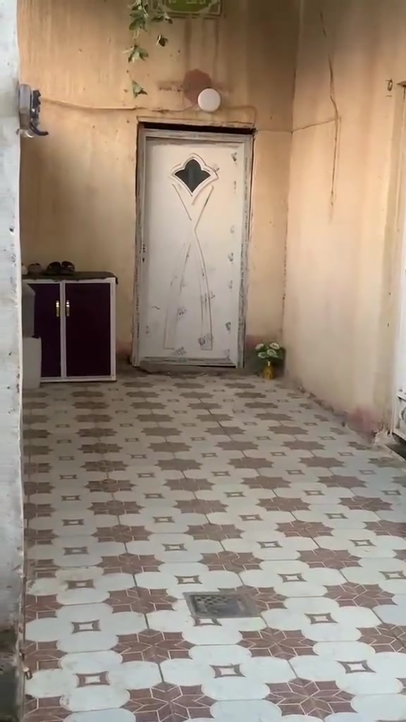 بيت للبيع مساحه ١٤٥ يتكون من غرفتين وهول ومطبخ حار وبارد وبرانيه زغيره  وحمامات داخليه وخارجيه بسعر مناسب الملعب  يم ال حميز
للاستفسار 
***********
***********
سعرة 24 وبي مجال للشراي
