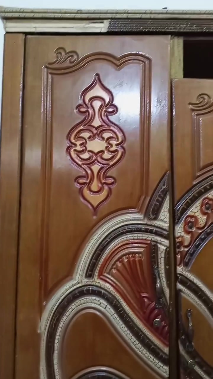 السلام عليكم ورحمة الله وبركاته كنتور تسكام صاج انجاره للبيع 3 طلاكات اريده 150/بيه مجال قليل/العنوان شارع عشرين قرب مطعم عافيه ونص رقم تلفوني ***********/
