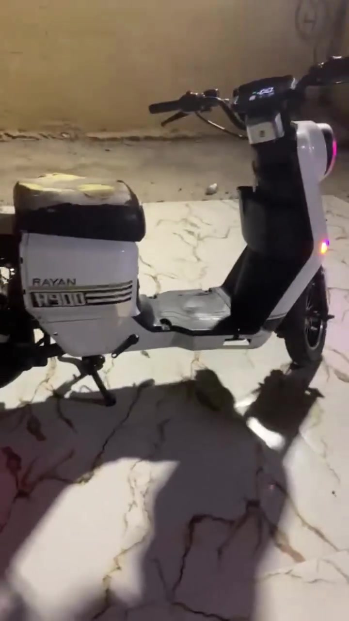سلام عليكم دراجه شحن للبيع R900 مكفوله من كلشي كهربائيات كله شغاله توني شاد بطاريات جدد سعره 400وبيها مجال العنوان البصرة الزبير رقم ***********
